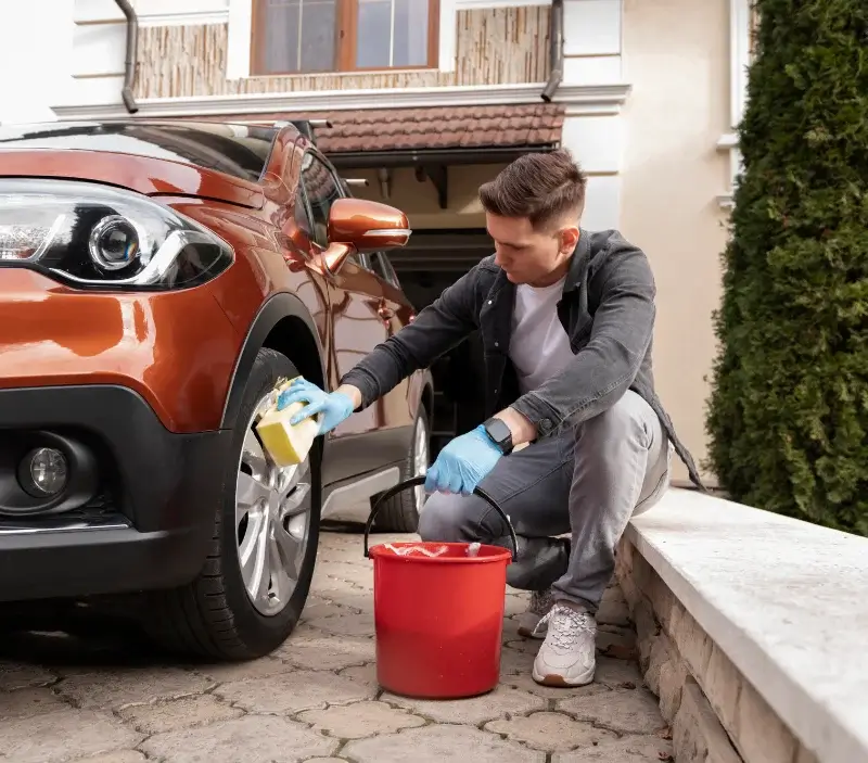 Lavage auto à domicile Sainte-Anne-d'Auray : professionnel intervenant sur un véhicule
